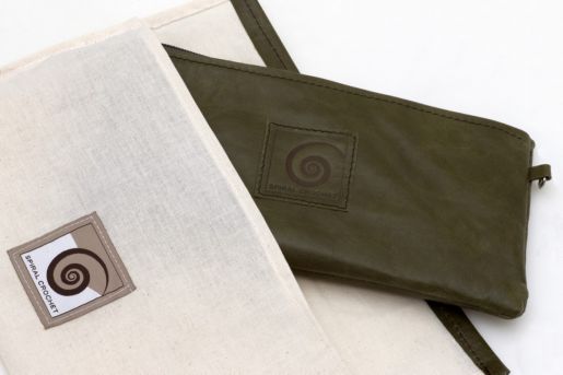 Η δερμάτινη λεπτομέρεια στη θήκη είναι ίδια με το εκάστοτε τσαντάκι